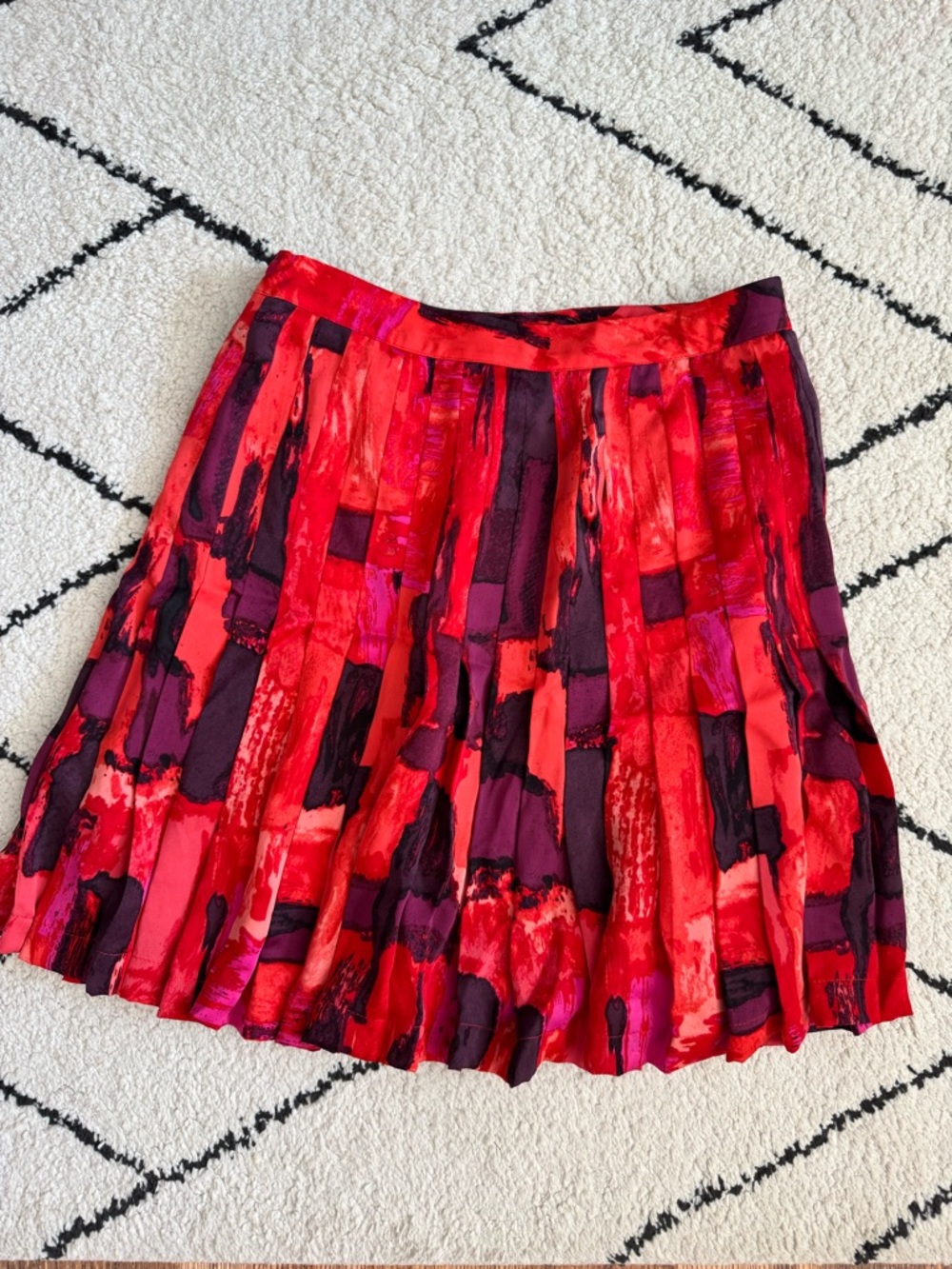 Brooks Brothers Womens 100% Silk Skirt Red Pink Size 0 Lined Pleated Artsy Print